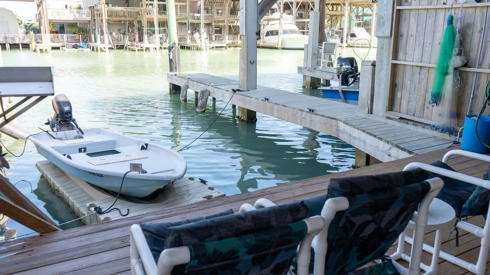 Channelfront - Dock - Fishing - Bbq - Deck 2 Bedroom Home