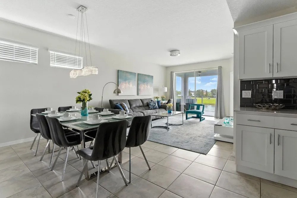 Beautiful Lakeview Retreat Near Disney