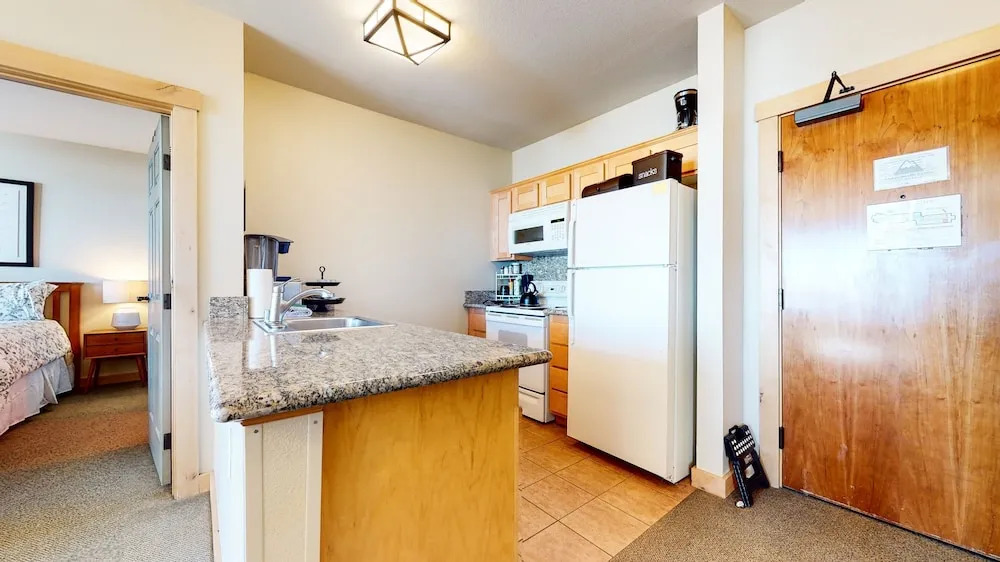 Sunstone #231 2 Bedroom Condo by RedAwning