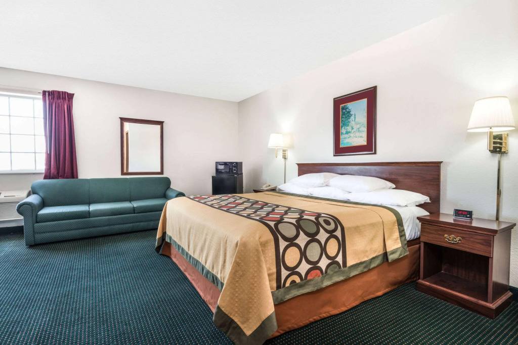 Super 8 by Wyndham Platte City Kansas City Area Airport