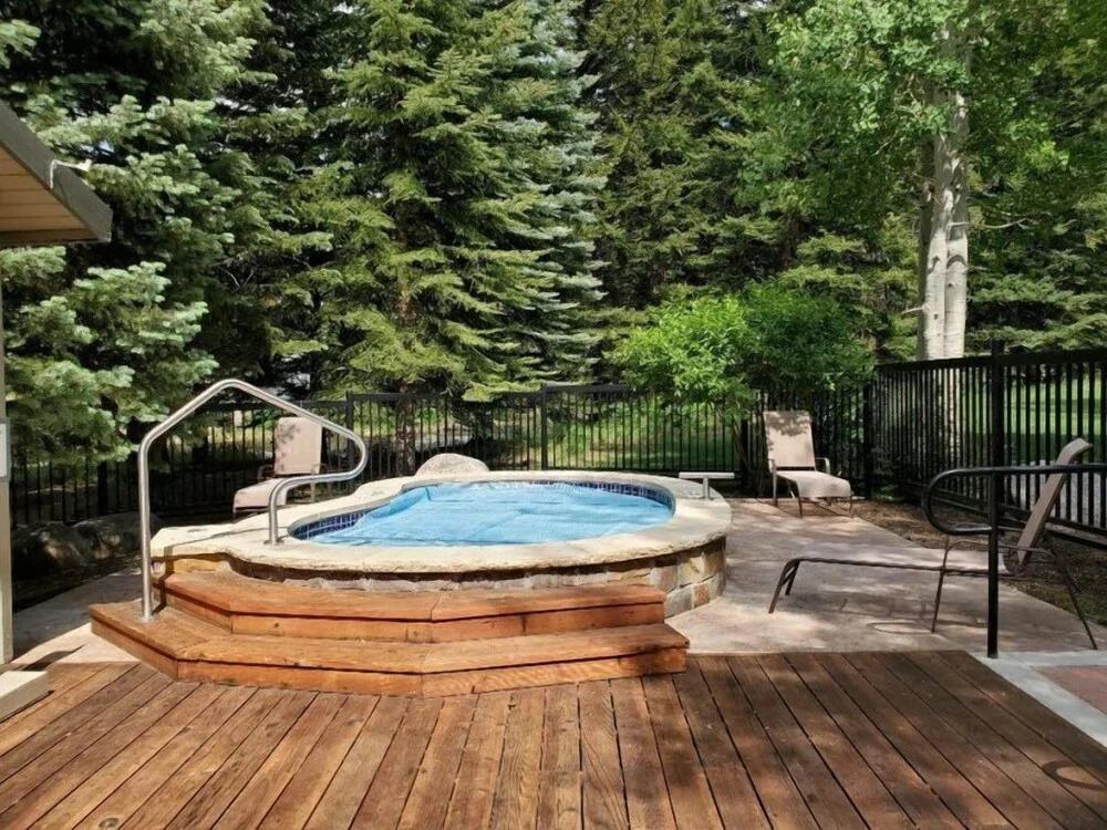 Luxury One Bedroom Condo in Cascade Village at the Base of Chair Lift 20