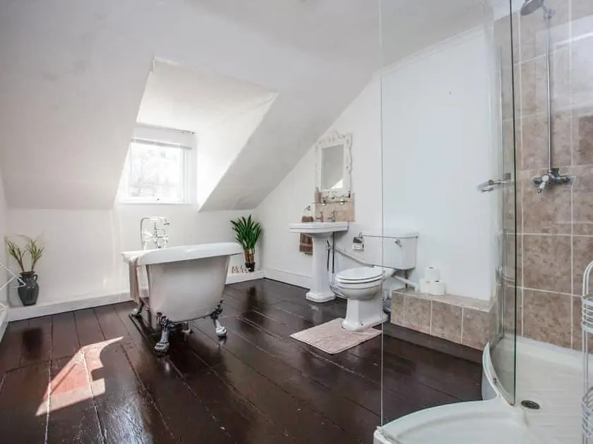 Large House, sleeps 10 with incredible sea views