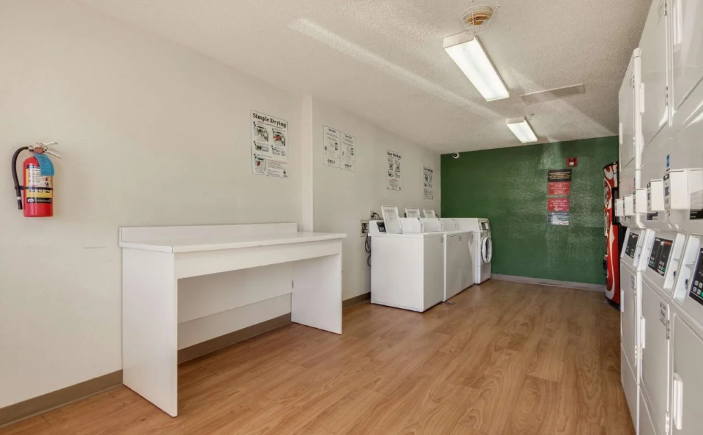 HomeTowne Studios by Red Roof Dallas - Mesquite