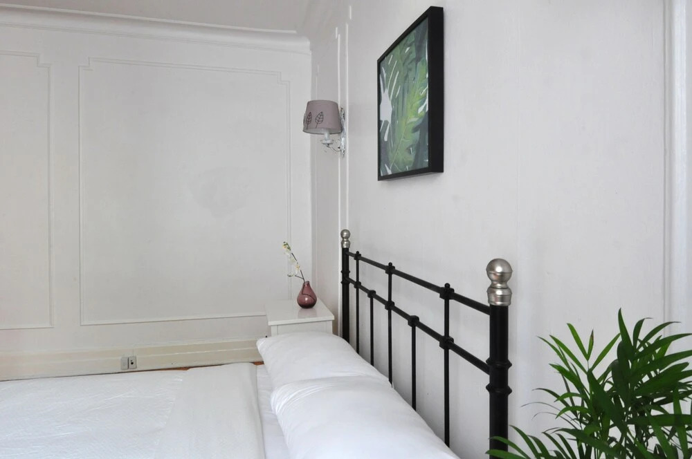 Artsy 3BR in Monkland Village by Host Kick