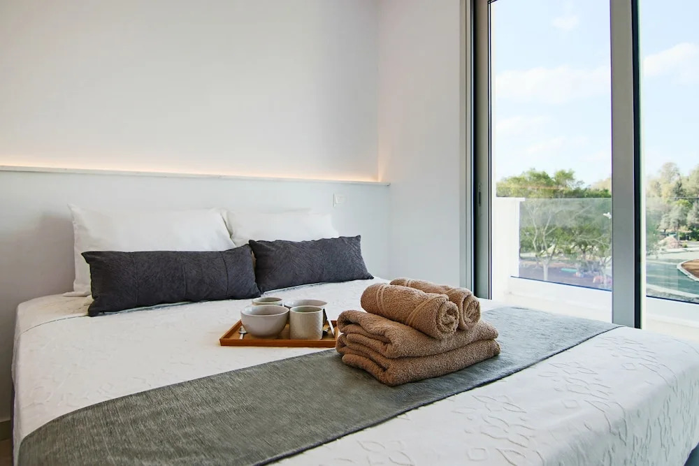 Phaedrus Living: Seaside Executive Flat Harbour 201