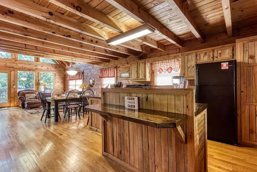 ER1 - Smoky Mountain Escape Great location - Close to town! cabin