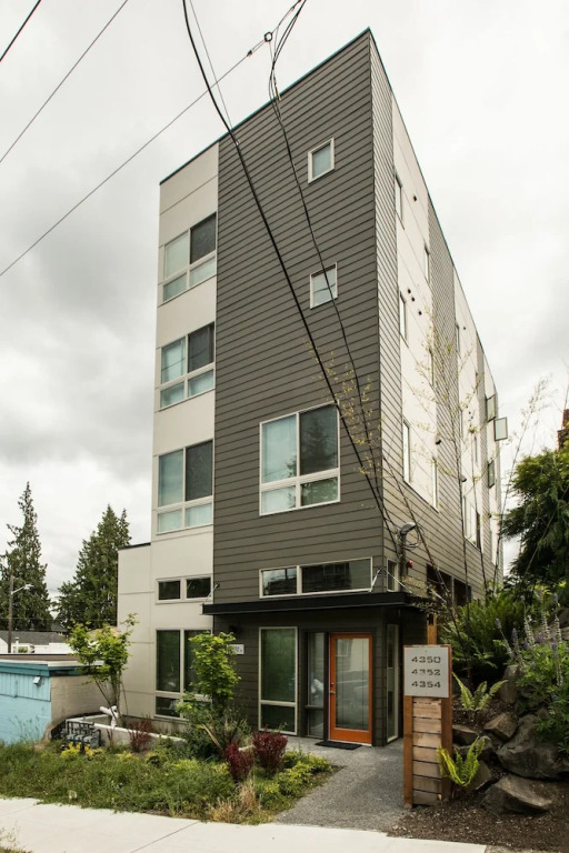 Modern Seattle Condo Sleeps 4