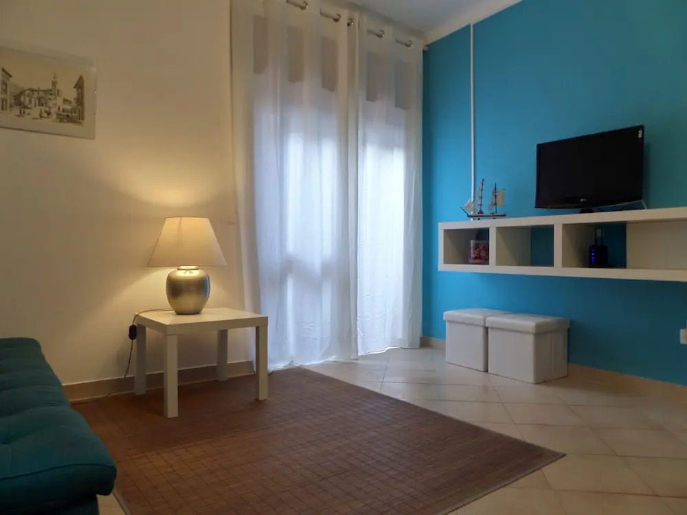 Heart of Old Town Apartment - Steps from the Beach