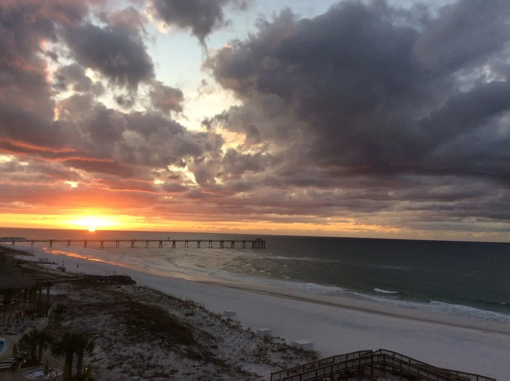 Waterscape A603 - 3 Br condo by RedAwning