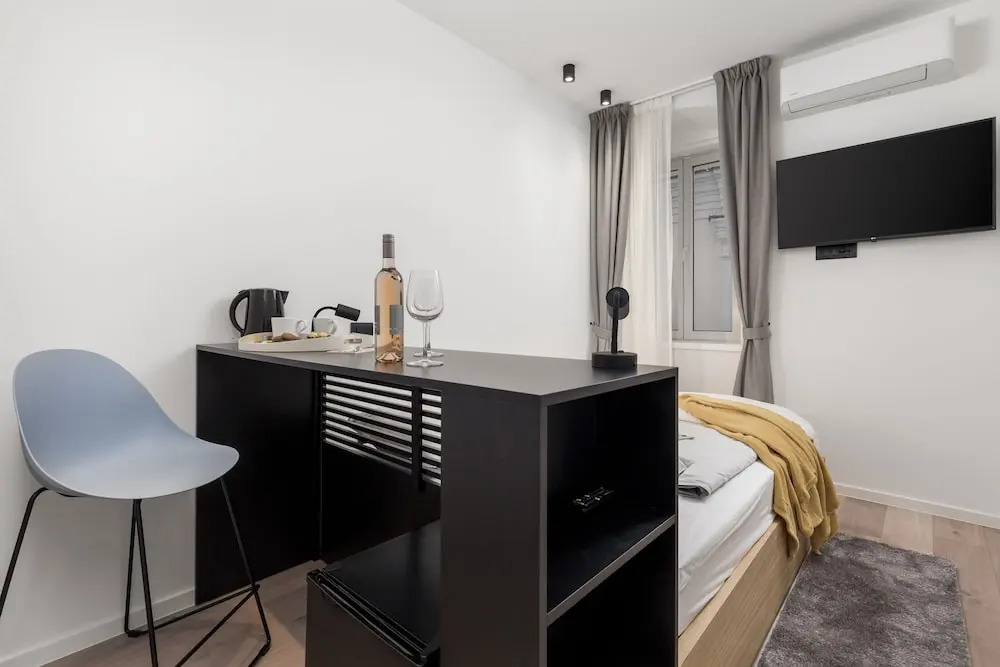 Deluxe Apartments & Rooms "In the Center"