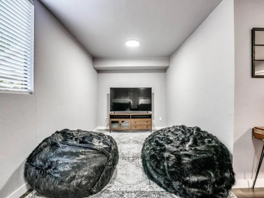 5 BR Home with Giant Yard and Theater Room in Uptown