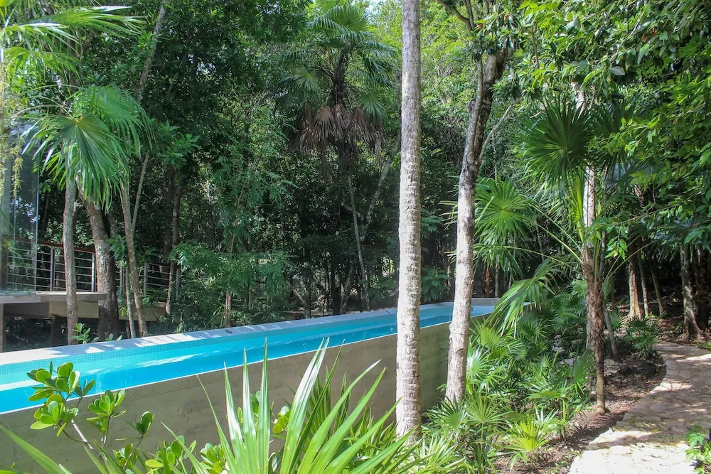Stylish Modern Loft Lovely Furnished Balcony w Sunbed Jungle View