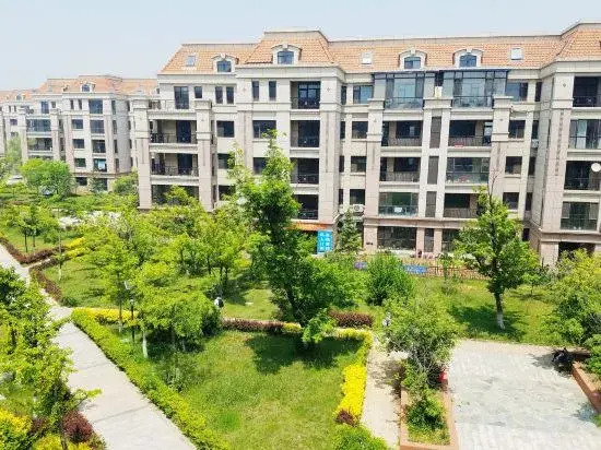 Platinum Apartment (Dalian Jinshitan Discovery Kingdom Light Rail Station)