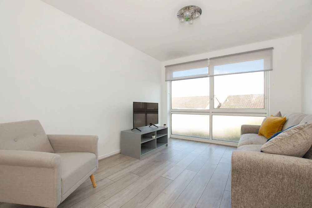 Entire 3 Bed House - Affordable Group Accommodation - Free Parking & Wifi