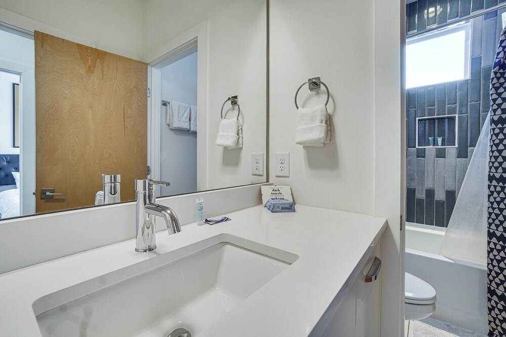 2 Mi to Broadway! Upscale Townhome in Nashville