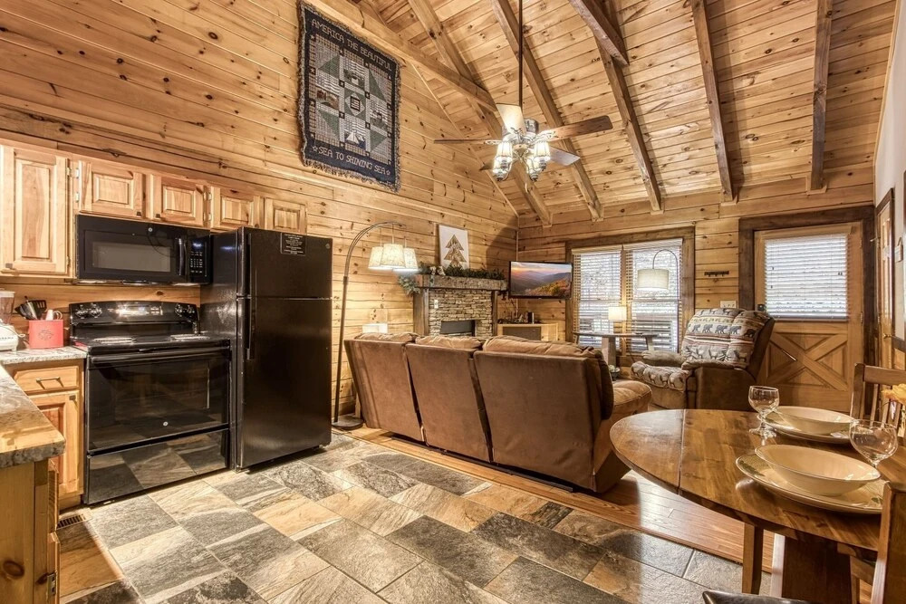 Cuddlin' Up, Er209 - Luxury At Its Finest And Location That Can't Be Beat! 2 Bedroom Cabin by RedAwning