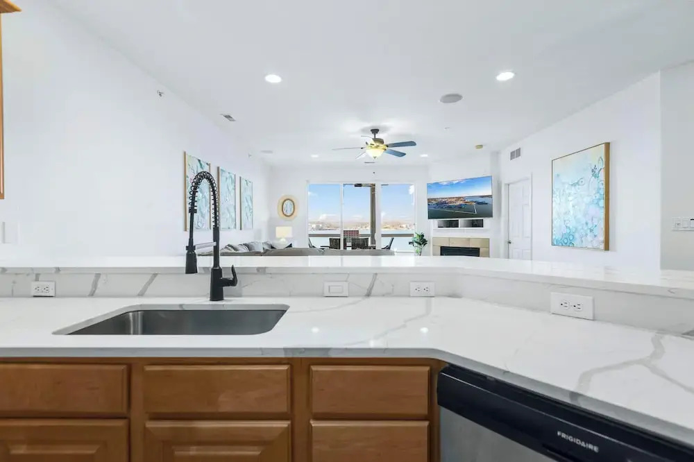 Panoramic Sunset Escape Waterfront Condo for 7!