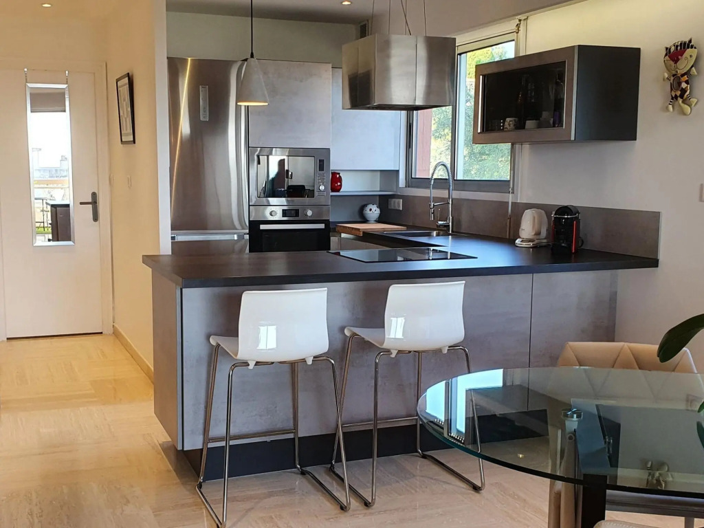 Classy Apartment in Nice with pool and private parking place