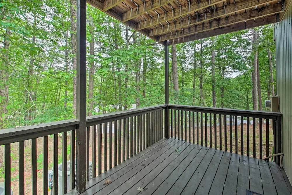 3 Mi to Golf Hot Springs Village Retreat with Deck