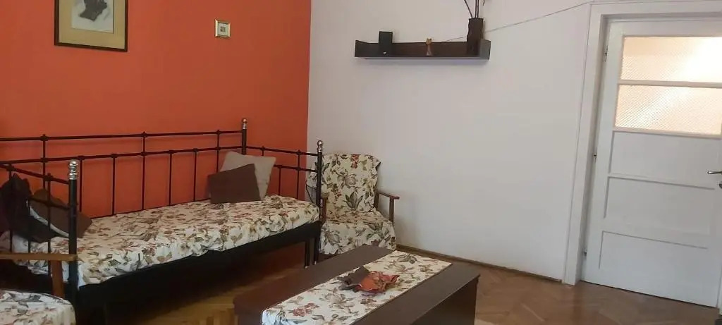 Family 4 rooms apartment in house with garden