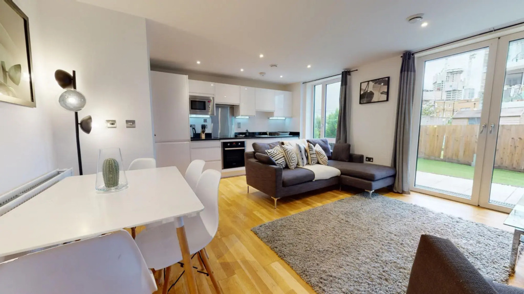 Comfy Two Bedroom One Bath Apartment in Limehouse