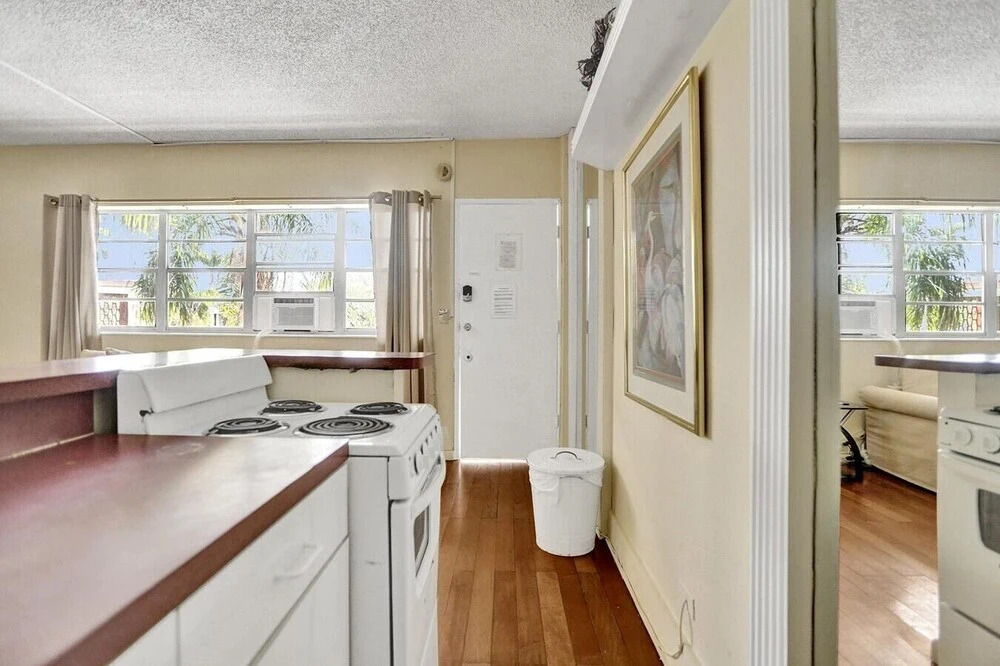 Lovely 2br/1bath, Hallandale Beach, Outdoor Pool & Free Parking!