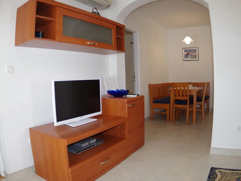 Garden-view Apartment With Terrace, 500m From the Sea, Parking, BBQ and Wifi