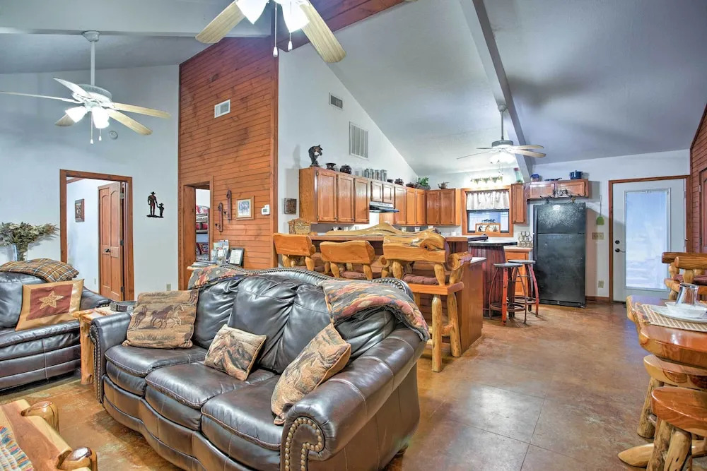 3 Mi to Broken Bow Lake: Cabin w/ Hot Tub & Deck!
