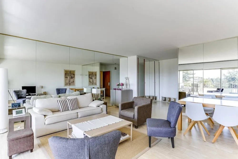 Apartment in Cannes w sea View, Nice Pool & Tennis