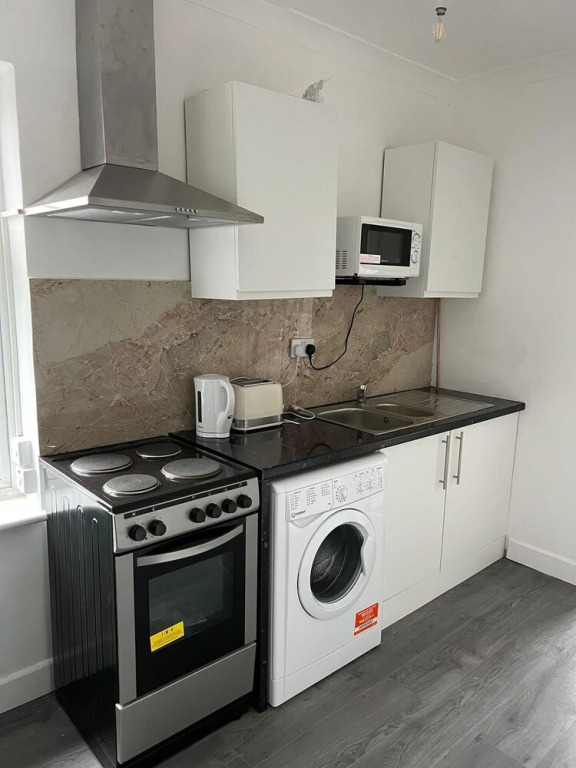 Captivating 2-bed Apartment in Ilford