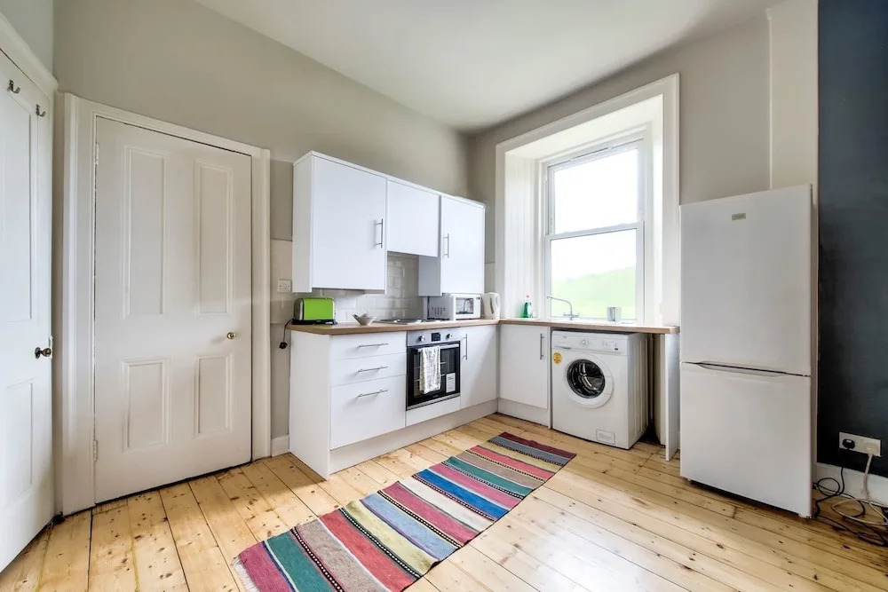 Luminous 1 BR Flat Close to City Centre, With Superb Views of Arthurs Seat