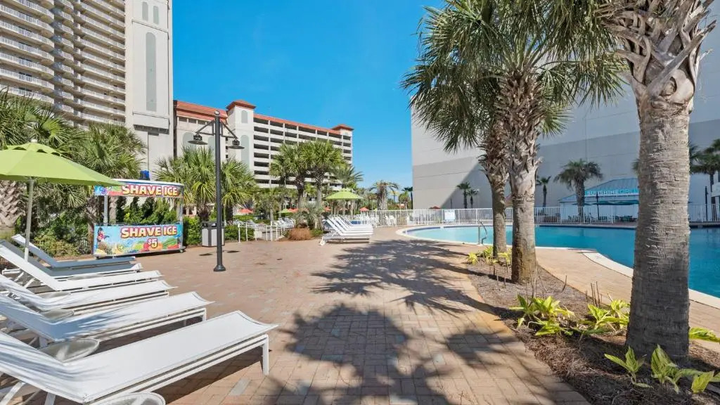 Large 3 Bd Penthouse 2020 In Laketown, Great Views and Amenities!