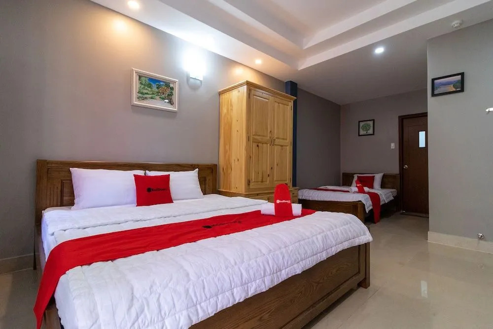 RedDoorz Plus near Vincom Go Vap 3