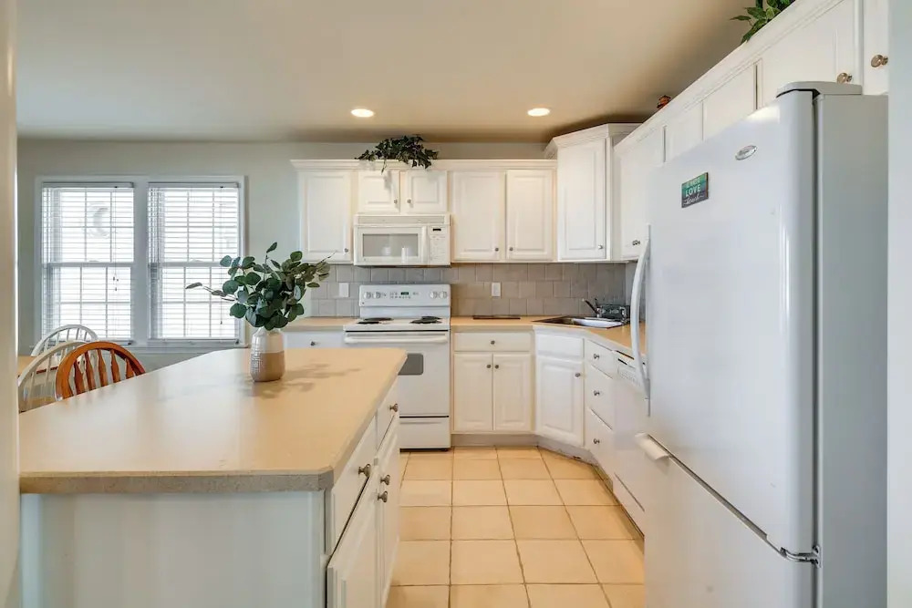 Walk to Beach: Wildwood Apt w/ Balcony!