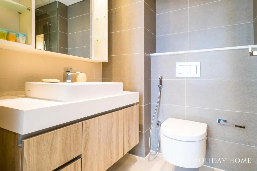 LUX Contemporary Suite with Full Marina View 6