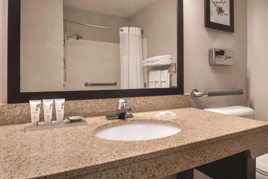 Country Inn & Suites by Radisson, Mt Pleasant-Racine West, WI