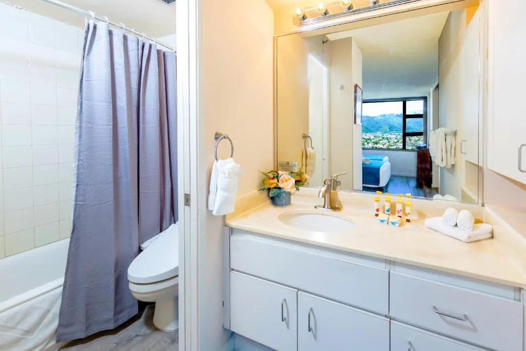 18th Floor with Mountain Views - Close to Beach - WiFi, Parking
