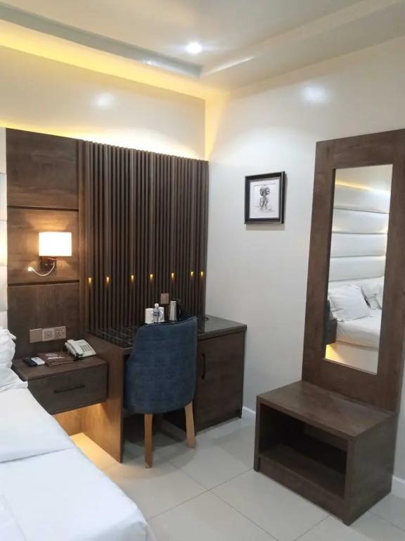 Ten15 Hotel & Suites