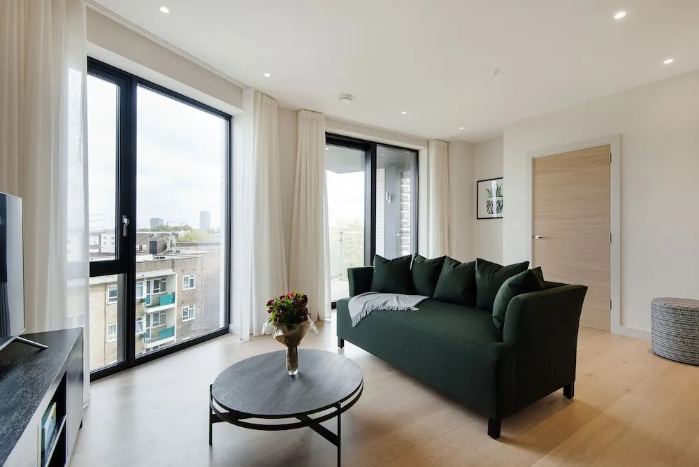 Contemporary Victoria Home by the River Thames