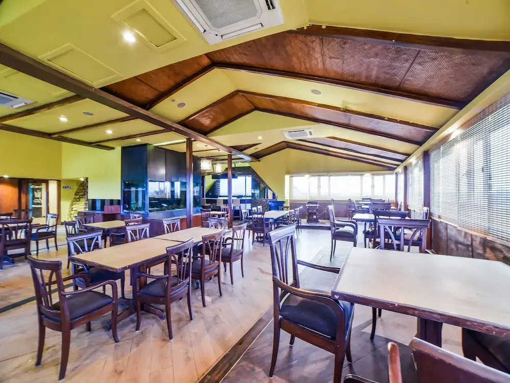 OYO Flagship 27068 The Sapphire Comfort Hotel