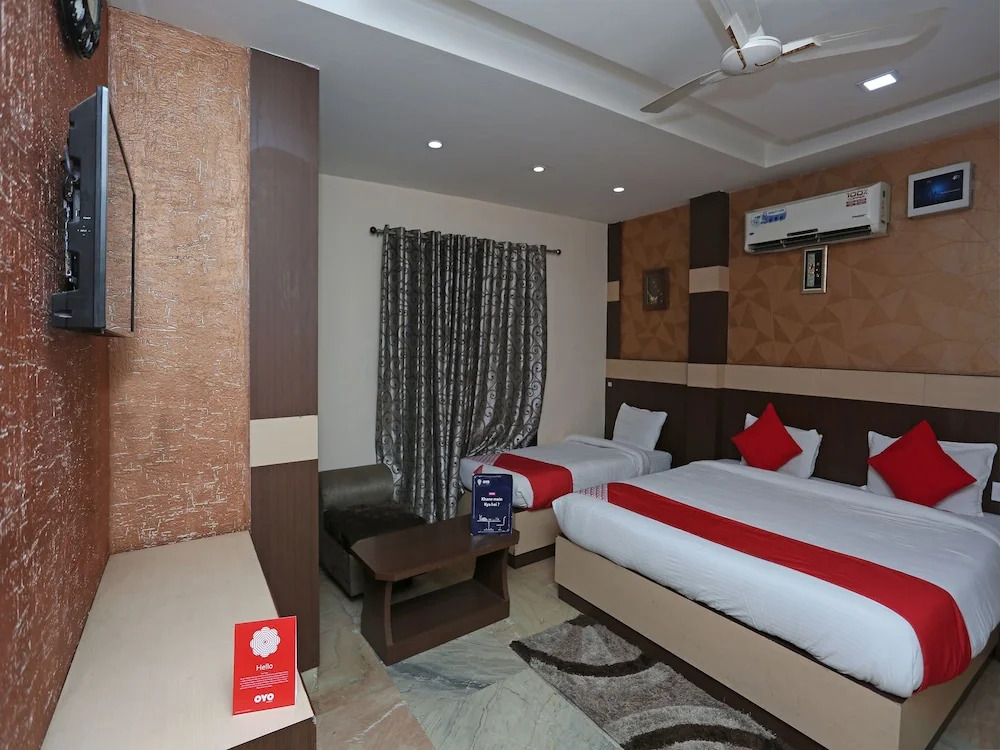OYO Flagship 12177 Hotel Crystal Inn