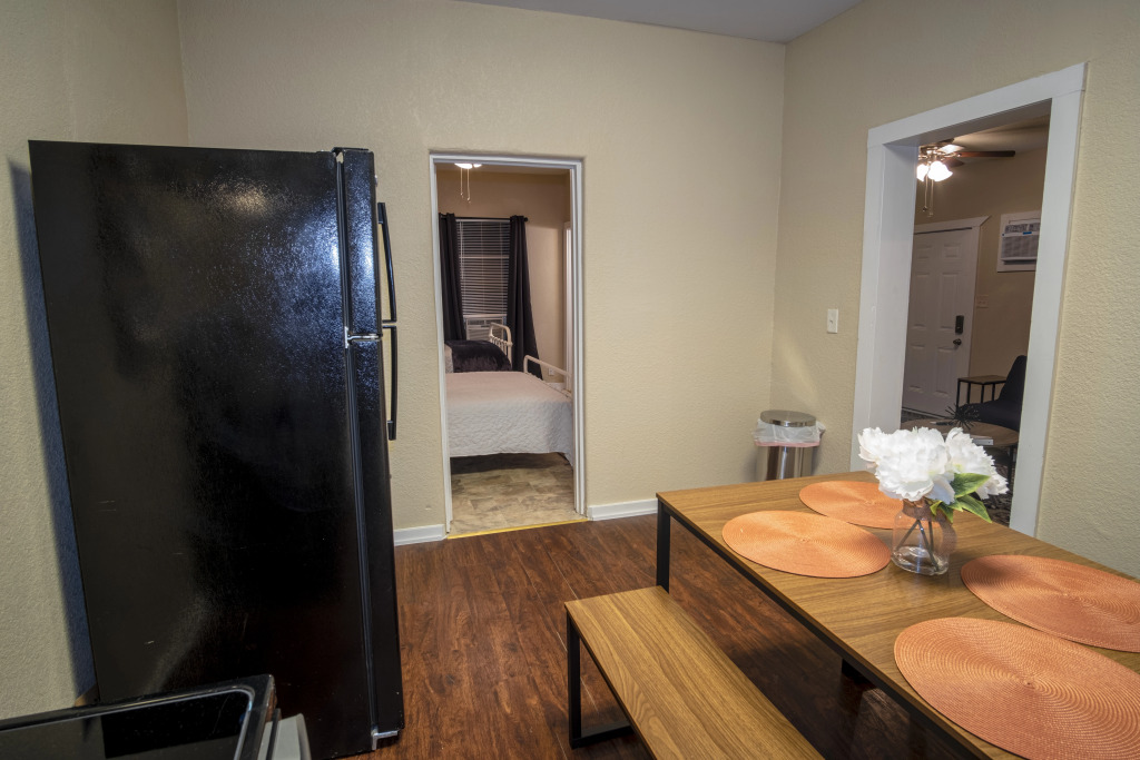 Cozy Downtown Guest House 2br/1ba Sleeps 8