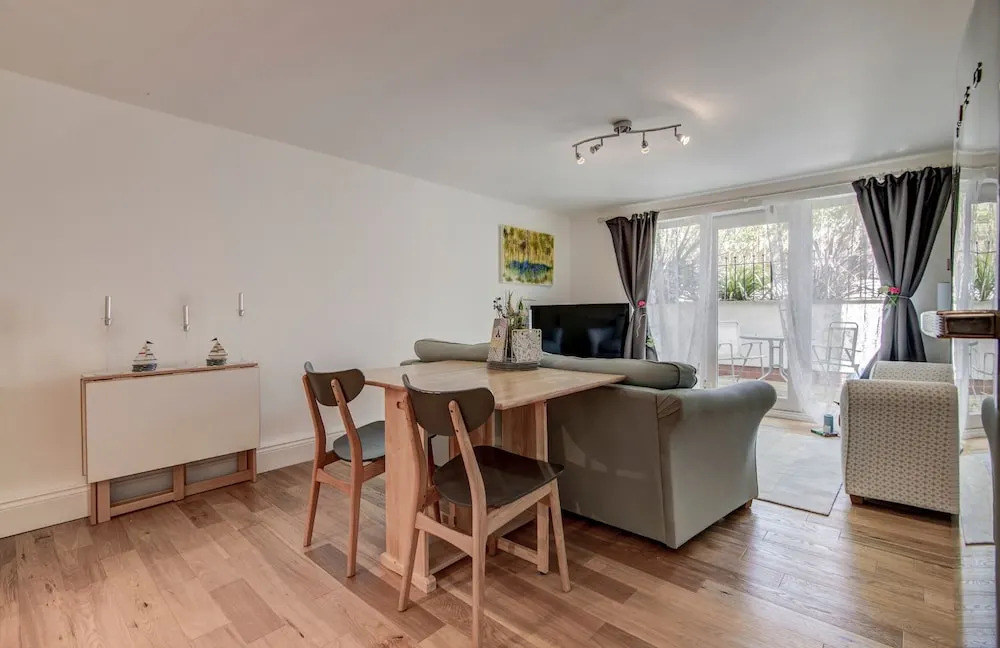 Bright, Spacious 1BR Chorlton Apt for 2 W/patio