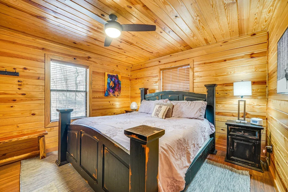 Broken Bow Cabin w/ Hot Tub ~ 5 Mi to State Park!