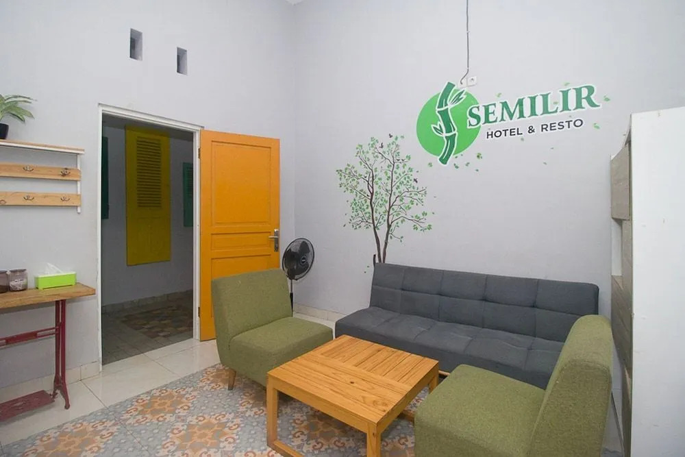 RedDoorz Plus Syariah near Alun Alun Sampang