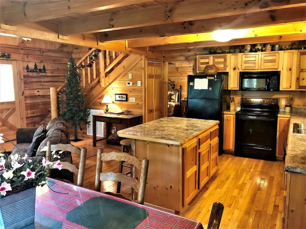 Bear Pleasures 2 Bedrooms 2 Bathrooms Cabin