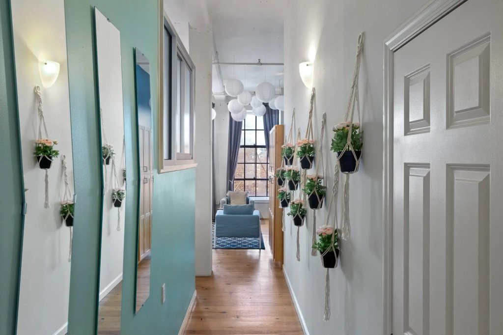 Hip & Vibrant 2 Bedroom Apartment with Parking & Wifi
