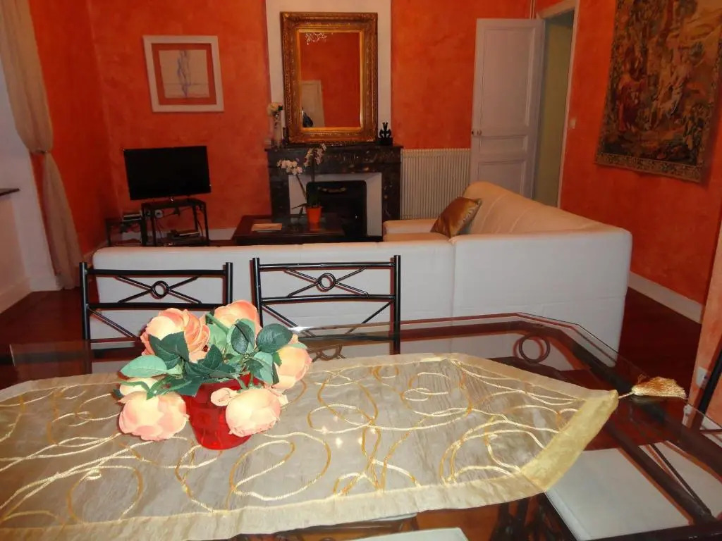 Les Bellevue Cité "4 Apartments, 1 with Garden & Private Parking, Aircon, WiFi, Free Public Car Park, 1 km from Cité"
