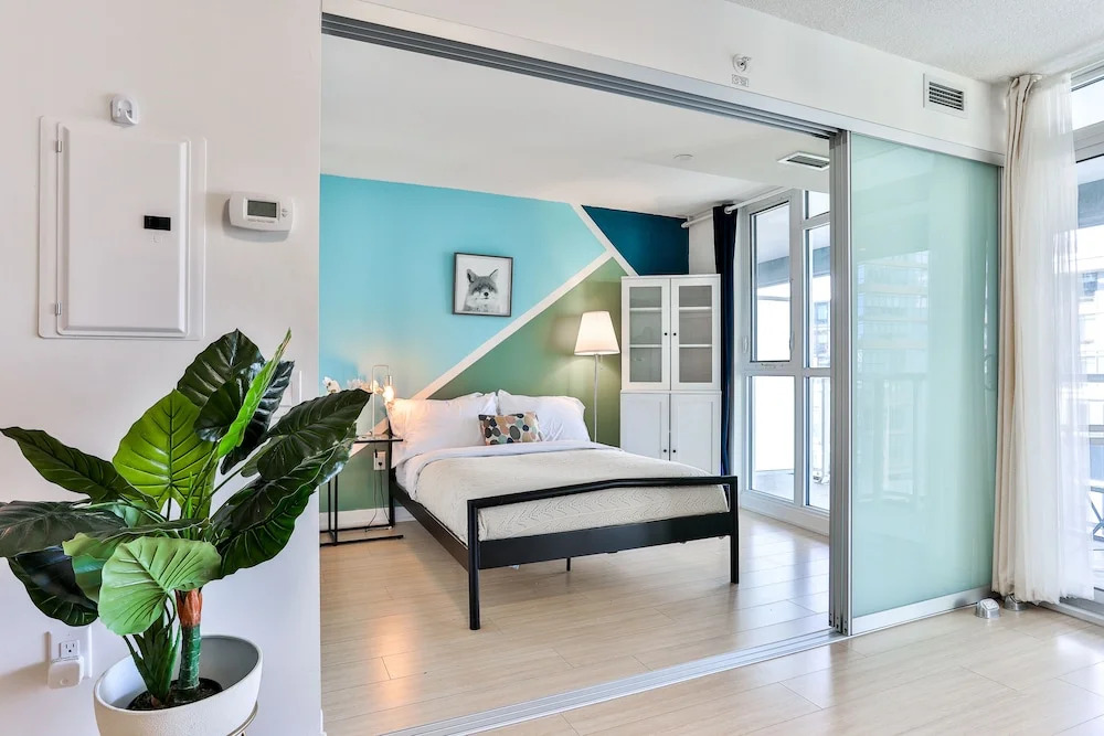 Cityplace 1B Lux Condo Lakeside Skydome Mtcc