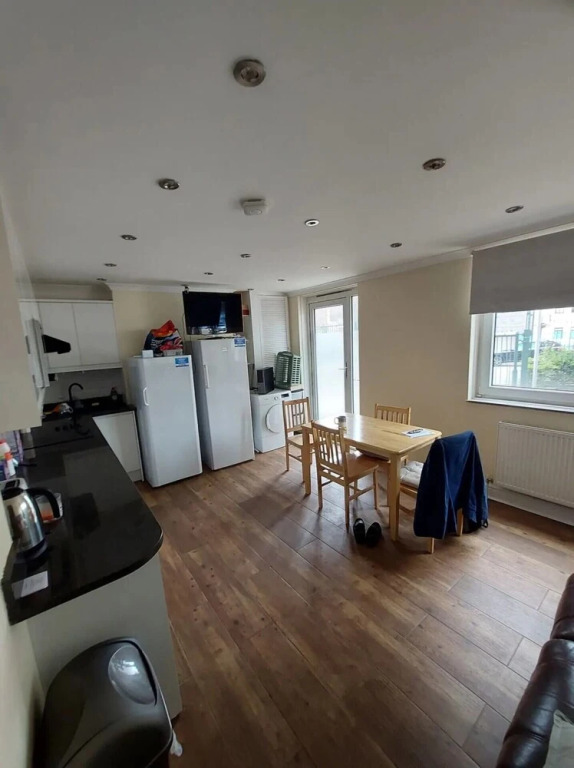 Spacious 3 Bedroom Apartment Near Camden With Balcony